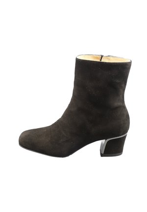 Stivaletto in suede nero con punta rotonda, gambale corto e tacco a blocco accentuato da dettagli metallici. Superficie texturizzata e rivestimento interno visibili.