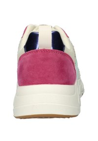 Sneaker met een roze suède hiel, crèmekleurig mesh bovenwerk, mintgroene accenten, reflecterend blauwe details aan de achterkant en een gestructureerde witte zool.