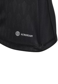 Vêtement de sport noir avec une texture lisse, des motifs en losange et un logo "AEROREADY" blanc. Comprend des coutures propres le long de l'ourlet.