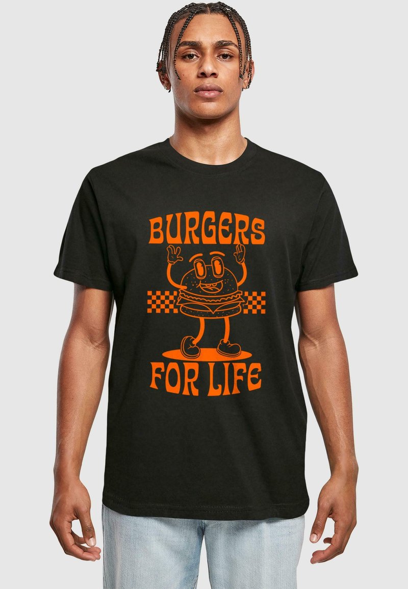 Melnas kokvilnas T-krekls ar oranžu karikatūras burgera grafiku ar rokām, tekstu "BURGERS FOR LIFE" un šaha motīvu zem tā.