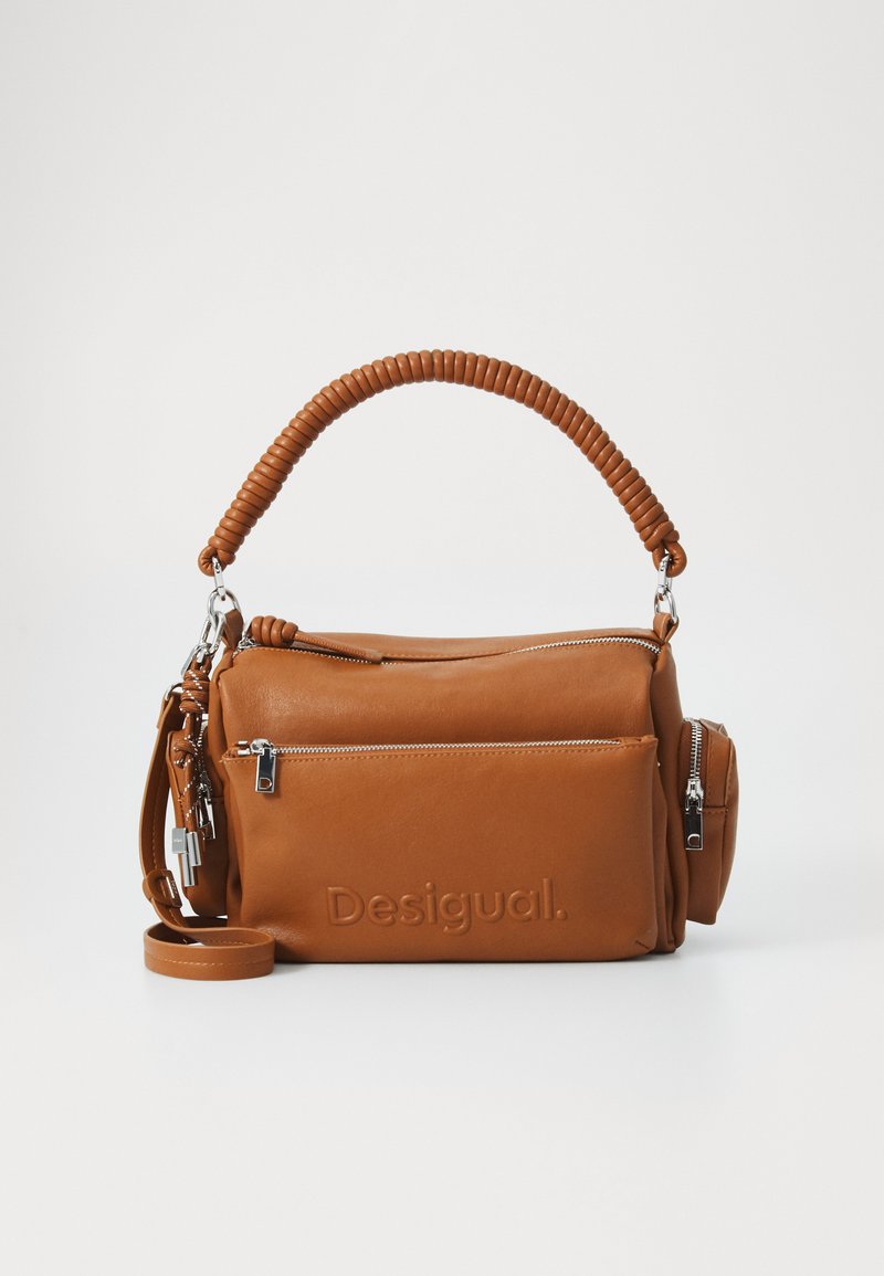 Borse in pelle marrone con manico testurizzato, tasche con cerniera e logo impresso. Include una tracolla staccabile.