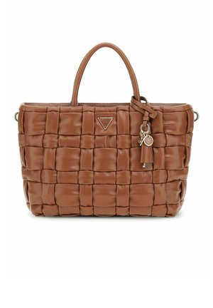 Sac fourre-tout en cuir tressé marron avec poignées doubles, une plaque logo en argent et un charme détachable. Présente un design texturé et rembourré.