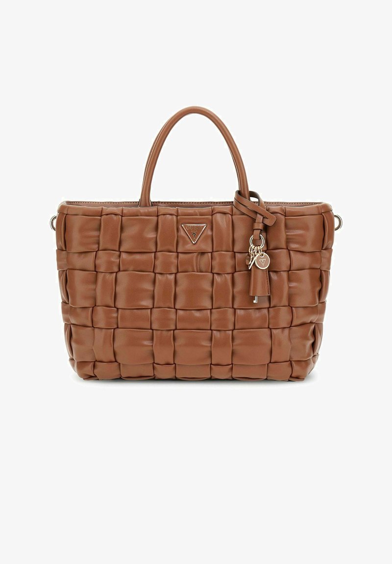 Sac fourre-tout en cuir tressé marron avec poignées doubles, une plaque logo en argent et un charme détachable. Présente un design texturé et rembourré.