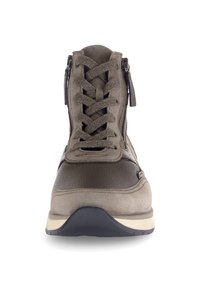 Hoog model sneaker in taupe met gestructureerd leer en suede. Voorzien van een vetersluiting aan de voorkant en een rits aan de zijkant. Gecontourde rubbersloffen met een lichte hak.