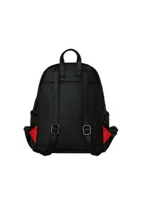 Mochila negra con una superficie texturizada, correas ajustables y bolsillos con acento rojo. Cuenta con dos asas y dos bolsillos exteriores laterales.