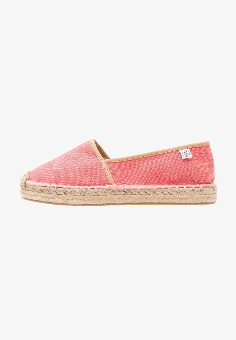 Espadrille en toile rose avec semelle en jute, dotée d'un dos fermé et de coutures apparentes le long du bord, petit étiquette de marque latérale discrète.