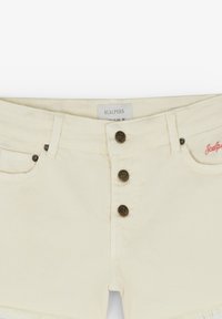 Bermudas de mezclilla blancas con cierre frontal de cinco botones, dos bolsillos frontales y dobladillo deshilachado. Logo bordado de "Scalpers" en rojo.