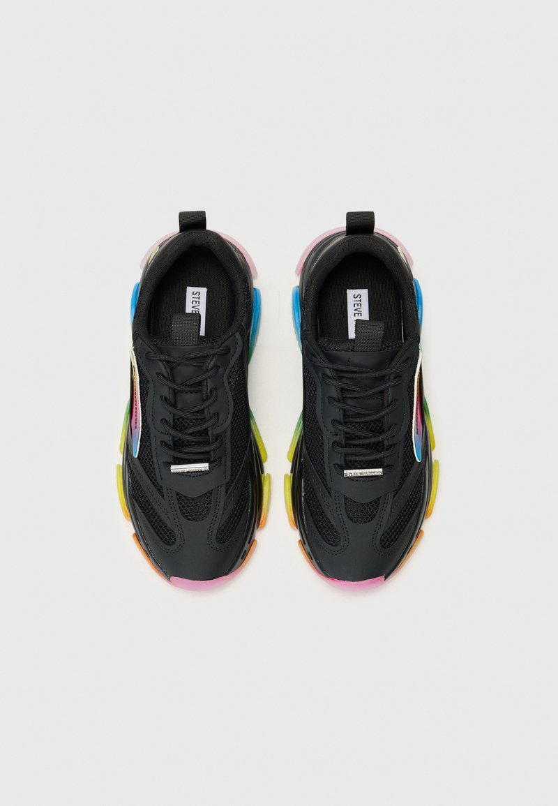 Czarne sneakersy z siateczkową cholewką, kontrastowymi kolorowymi podeszwami. Posiadają pętelkę do zakładania, sznurowaną konstrukcję oraz odblaskowe akcenty.
