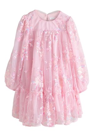 Dječja roza haljina dugih rukava s višeslojnim tilom, cvjetnim izvezenim šljokicama i skupljenim naboranim rubom, prikladna za posebne prigode.
