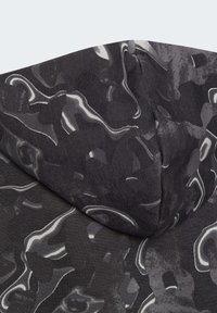 Felpa nera con cappuccio caratterizzata da un motivo astratto grigio, texture di tessuto liscia e cappuccio arrotondato, con dettagli di cuciture e cuciture visibili.