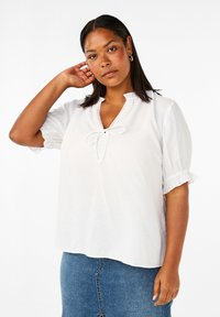 Zizzi KURZARM AUS  MIT RÜSCHENDETAILS - Pluus - bright white