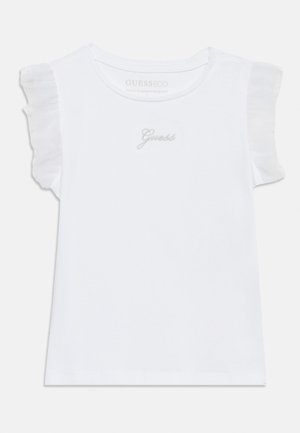 Weißes kurzärmeliges Oberteil mit Rüschenärmeln und dem Schriftzug "Guess" in Schreibschrift auf der Brust bestickt.