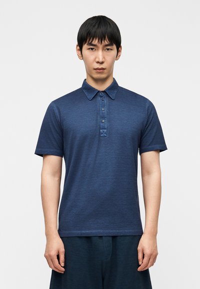 Marineblå poloshirt laget av et teksturert stoff, med krage, fem-knapps lukking og korte ermer med et subtilt melert mønster.