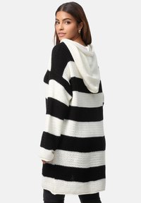 Czarno-biały, prążkowany, dziany hoodie o szydełkowej fakturze, w stylu zakładanym przez głowę, z głębokim kapturem i długimi rękawami, o luźnym kroju.