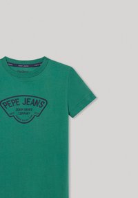 Pepe Jeans REGEN - Camiseta estampada - jungle green