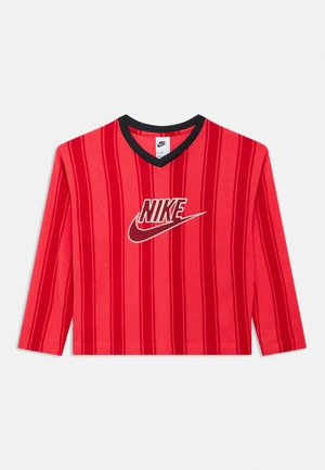 Czerwona i ciemnoczerwona sportowa koszulka z długim rękawem Nike w paski, z czarnym kołnierzem w kształcie litery V i białym logo Nike na środku klatki piersiowej.