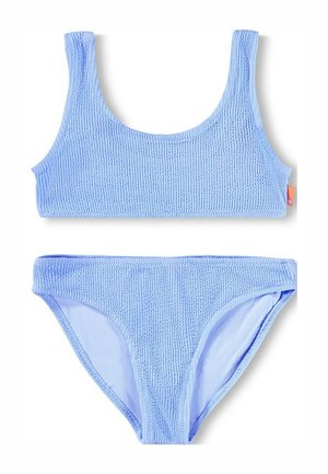 Set di bikini blu con texture, composto da un top corto con spalline larghe e un bottoms a vita bassa abbinato, entrambi realizzati in un tessuto elastico.