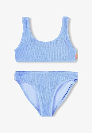 Set di bikini blu con texture, composto da un top corto con spalline larghe e un bottoms a vita bassa abbinato, entrambi realizzati in un tessuto elastico.