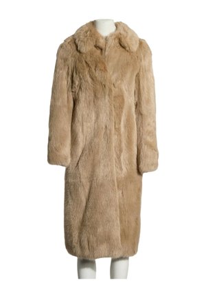 Long manteau en fourrure beige avec col large et manches longues exposé sur un mannequin blanc sur fond uni.