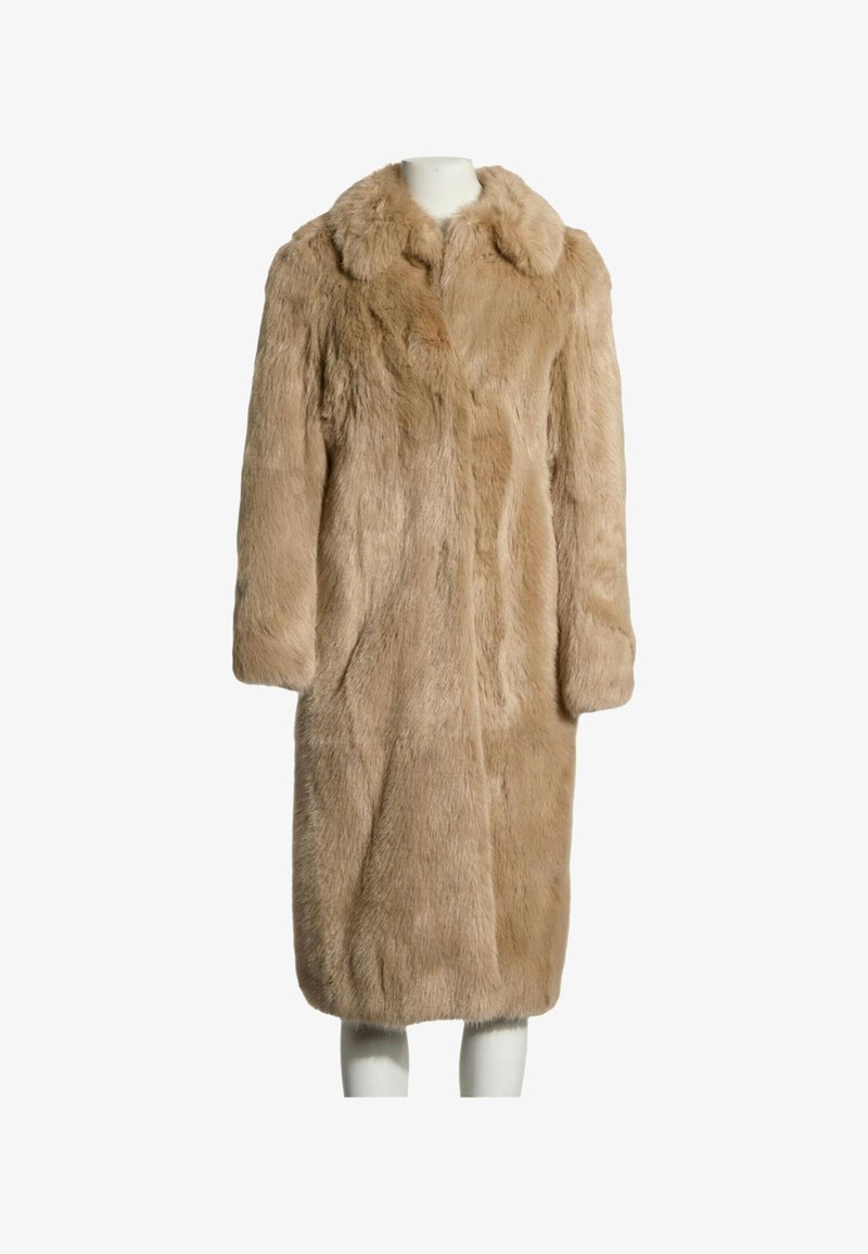 Long manteau en fourrure beige avec col large et manches longues exposé sur un mannequin blanc sur fond uni.