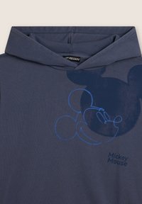 Felpa blu marina realizzata in morbido tessuto, con un contorno blu di Topolino e la scritta "Mickey Mouse" stampata sotto.
