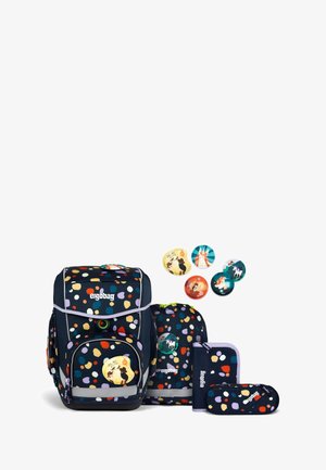 Das Ergobag-Rucksackset hat einen navyfarbenen Hintergrund mit bunten Punkten, mehreren Taschen und runden Abzeichen, die Charaktere und Szenen darstellen.