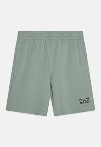 Ausgewählt, green milieu