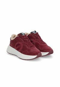 Baskets en daim bordeaux avec une semelle blanche texturée. Dotées d'une doublure intérieure douce et moelleuse et d'un logo noir sur la languette. Design à lacets.