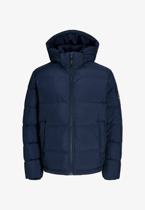 Námořnická puffer bunda s zipem, kapucí a horizontálně prošívanými částmi. Vyrobeno z syntetického materiálu s hladkou texturou.