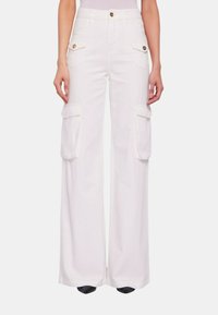 Pantaloni cargo bianchi con gambe larghe, dotati di grandi tasche laterali, dettagli con bottoni e un design a vita alta. Realizzati in un tessuto resistente e textured.