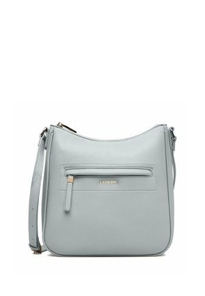 Světlé šedé kožené crossbody taška s nastavitelným popruhem, přední kapsou na zip a zlatým logem "LASOCKI" na hladkém texturovaném povrchu.