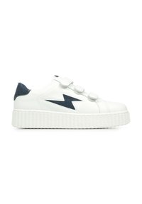 Sneaker bianca in pelle con suola piatta texturizzata bianca. Presenta un accento in denim blu sul tallone e un motivo a fulmine laterale.