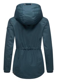 Temno modra jakna z zaobljenim pokrovom, zategnjenim pasom, elastičnimi manšeti in gladko, vodoodporno teksturo. Ima minimalističen dizajn.