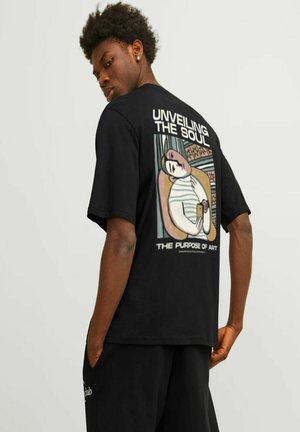 Zwarte katoenen t-shirt met grafische print op de achterkant met de tekst "DE ZIEL ONTPLOOIEN" en "HET DOEL VAN KUNST", casual snit, korte mouwen.