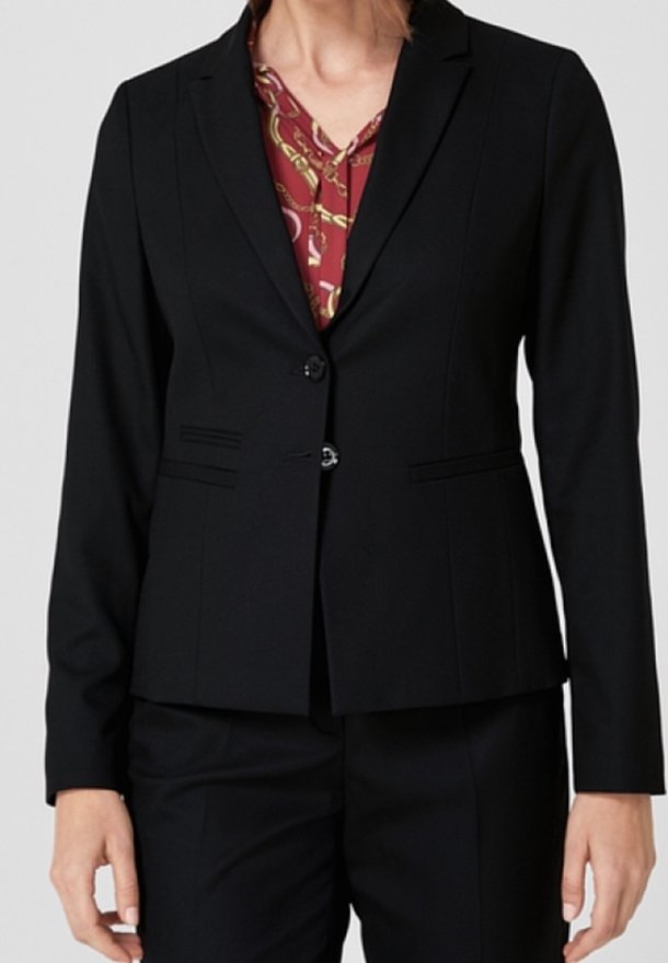 Černý blazer s dokonale padnoucím střihem, jedním knoflíkem na zapínání a dvěma předními kapsami. Texturovaná látka s jemnými detailem šití.