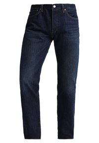 Vaqueros de mezclilla azul oscuro con corte recto, diseño de cinco bolsillos y costuras en naranja contrastante. Cuenta con un botón de metal y cierre de cremallera.