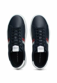 Sneaker in pelle blu navy con suola in gomma bianca, caratterizzate da lacci neri, strisce rosse e bianche e logo sulla linguetta e sulla soletta.