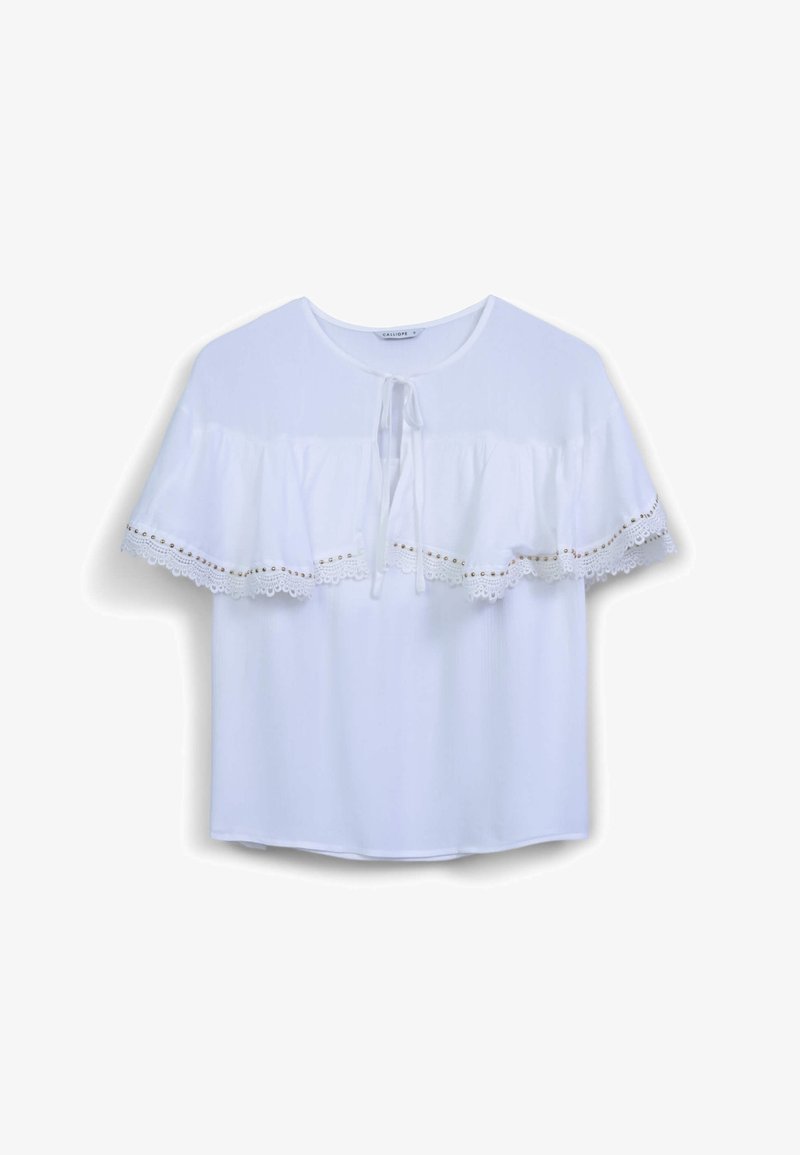 Weiße kurzärmlige Bluse mit einem geschichteten Rüschendesign, verziert mit Spitzenbesatz und goldenen Akzenten. Weicher Stoff mit einem runden Ausschnitt und Bindeband.