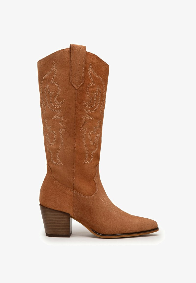 Bruine suède cowboylaars tot halverwege de kuit met decoratieve stiksels, puntige neus, aantreklus en gestapelde blokhak.
