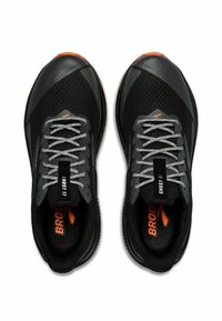 Scarpe da corsa nere con tomaia in rete traspirante, dettagli argento, lacci riflettenti e logo arancione sulla linguetta e sulla soletta.