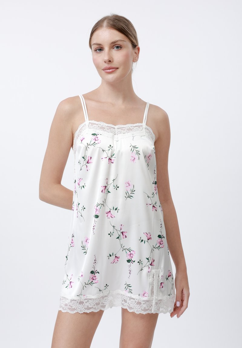 Camisón de satén blanco con estampado floral en rosa, con encaje en el escote y el bajo, tirantes finos ajustables, textura suave, diseño hasta la rodilla.