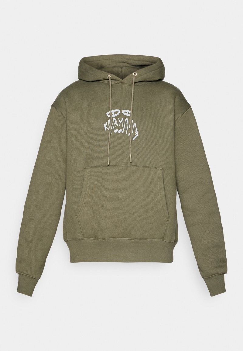Sudadera verde oliva con bolsillo frontal, cordones y gráfico de cara abstracta en blanco con el texto "Karma" en el pecho.