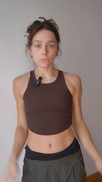 Brun ribbet cropped top uden ærmer med rund halsudskæring, kombineret med højtaljede mørke shorts. Simpelt design med få detaljer.