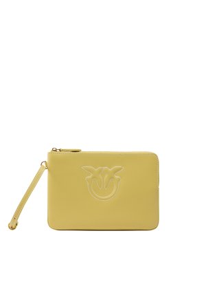 Bolsita de cuero amarillo con costuras blancas en contraste y un diseño de logo estilizado. Incluye una correa para la muñeca para facilitar su transporte.