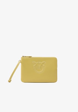 Sacca di pelle gialla con cuciture bianche a contrasto e un design del logo stilizzato. Include una tracolla per facilità di trasporto.