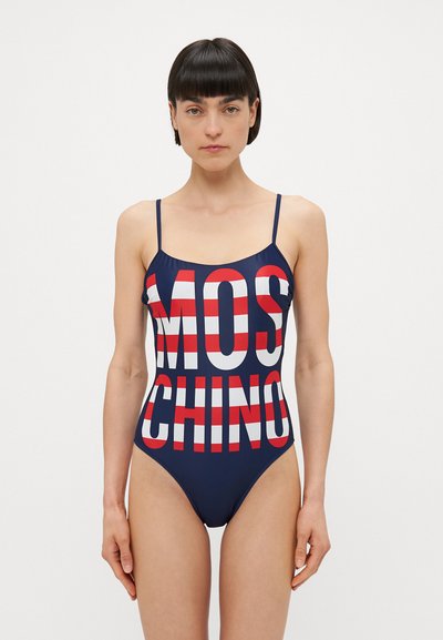 Navy jednocípcový plavky s výrazným nápisem "MOSCHINO" v červené a bílé barvě. Tenké ramínka a hladký, elastický materiál.