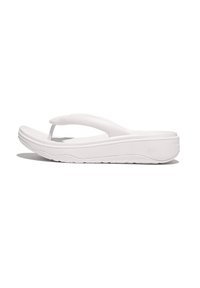 Witte flip-flop sandaal met een dikke zool, gladde textuur en minimalistisch ontwerp. Bevat een teenpost en een gebogen hak.