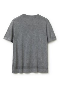 Šedé tričko s krátkým rukávem vyrobené z pletené látky, s kulatým výstřihem, rovnými okraji a jemnou strukturou po celé ploše.