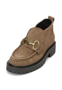 Braune Wildleder-Slipper mit einer massiven schwarzen Plateau-Sohle und goldenen Hardware-Akzenten. Verfügt über genähte Details und ein rundes Zehen-Design.