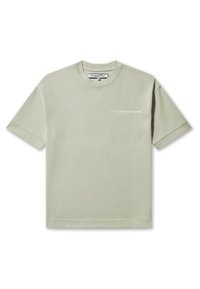 Lysegrøn bomulds T-shirt med korte ærmer, rund hals og et lille hvidt trykt logo på fronten. Enkel, afslappet pasform.